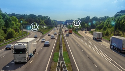 Tien päällä olevat kuorma-autot 