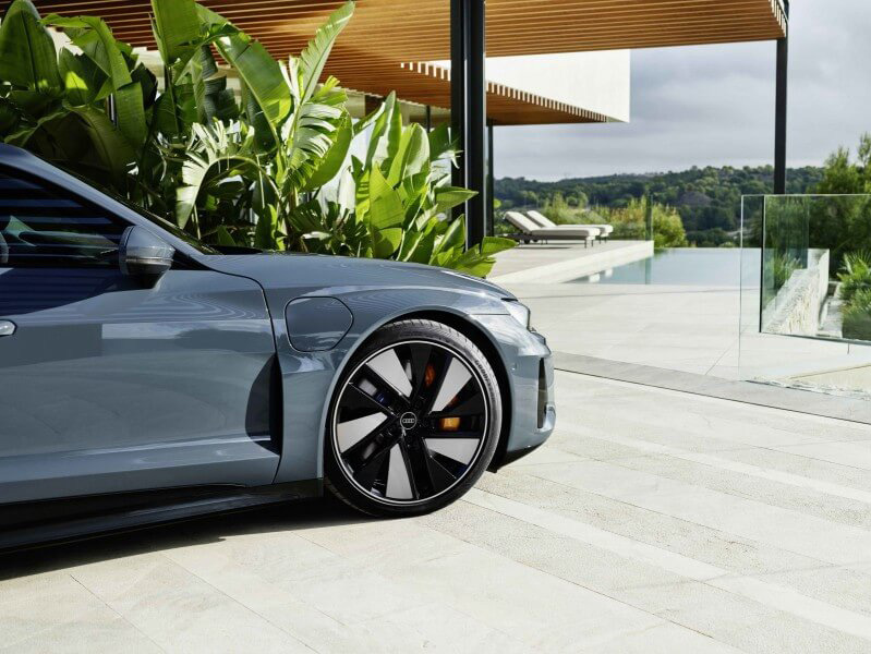 Audi e-tron en gris kemora métallisé équipée de pneumatiques première monte Goodyear