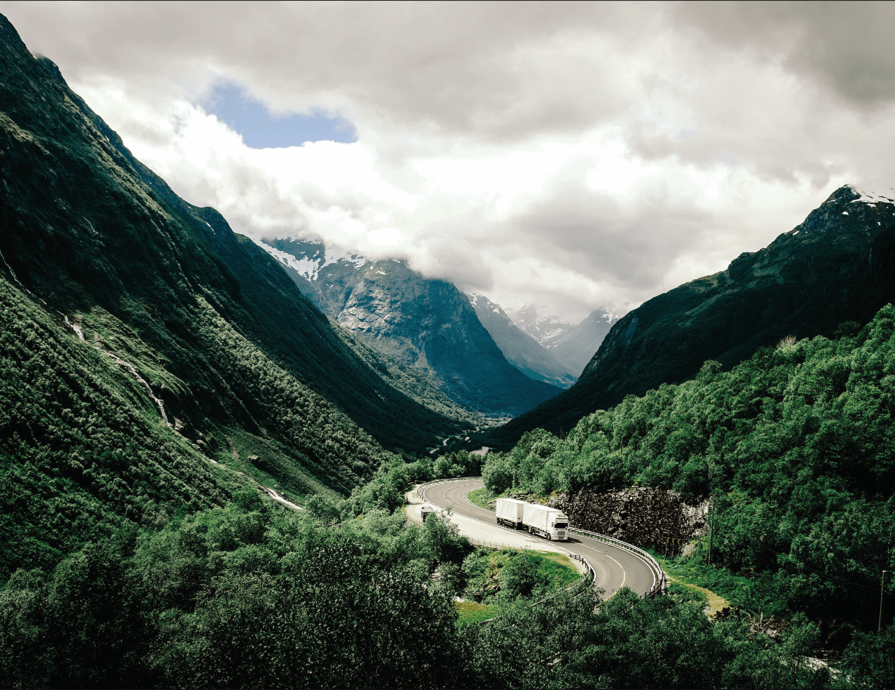 Camion Goodyear traversant des montagnes