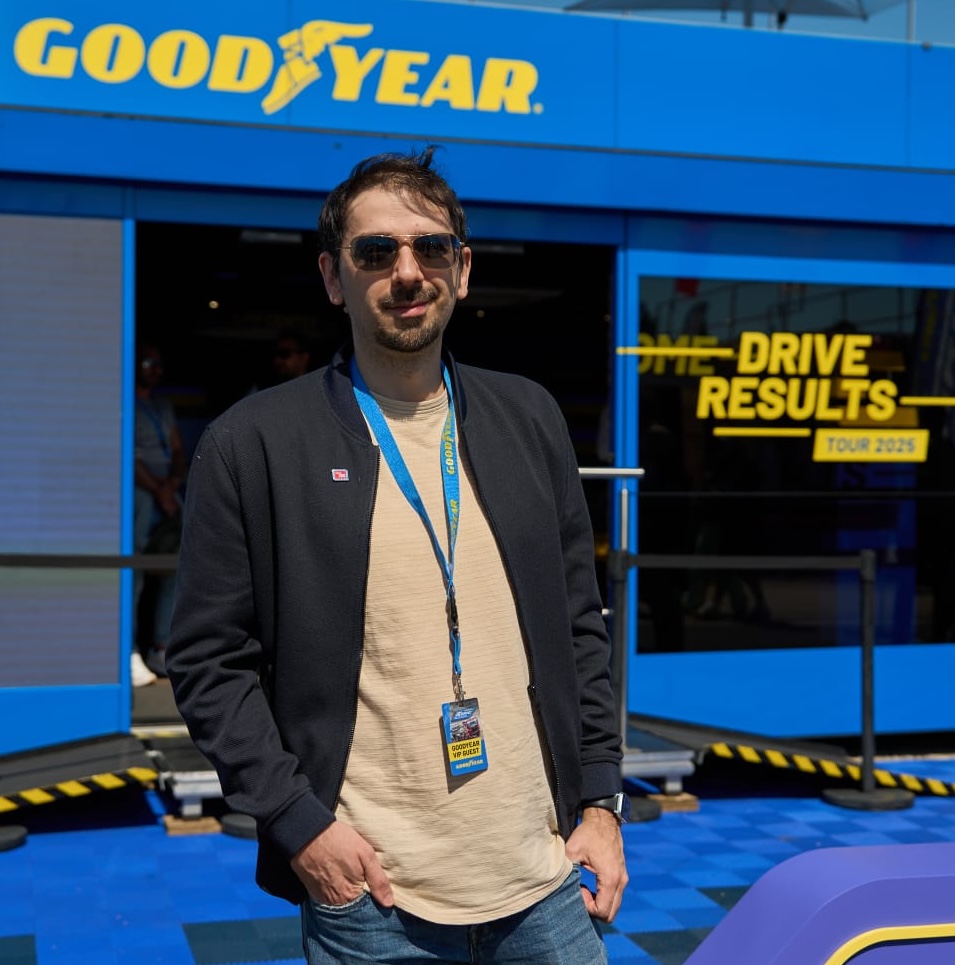  Christian Barbato, Manager de flotă la Torello Trasporti, în fața camionului Goodyear Drive Results.